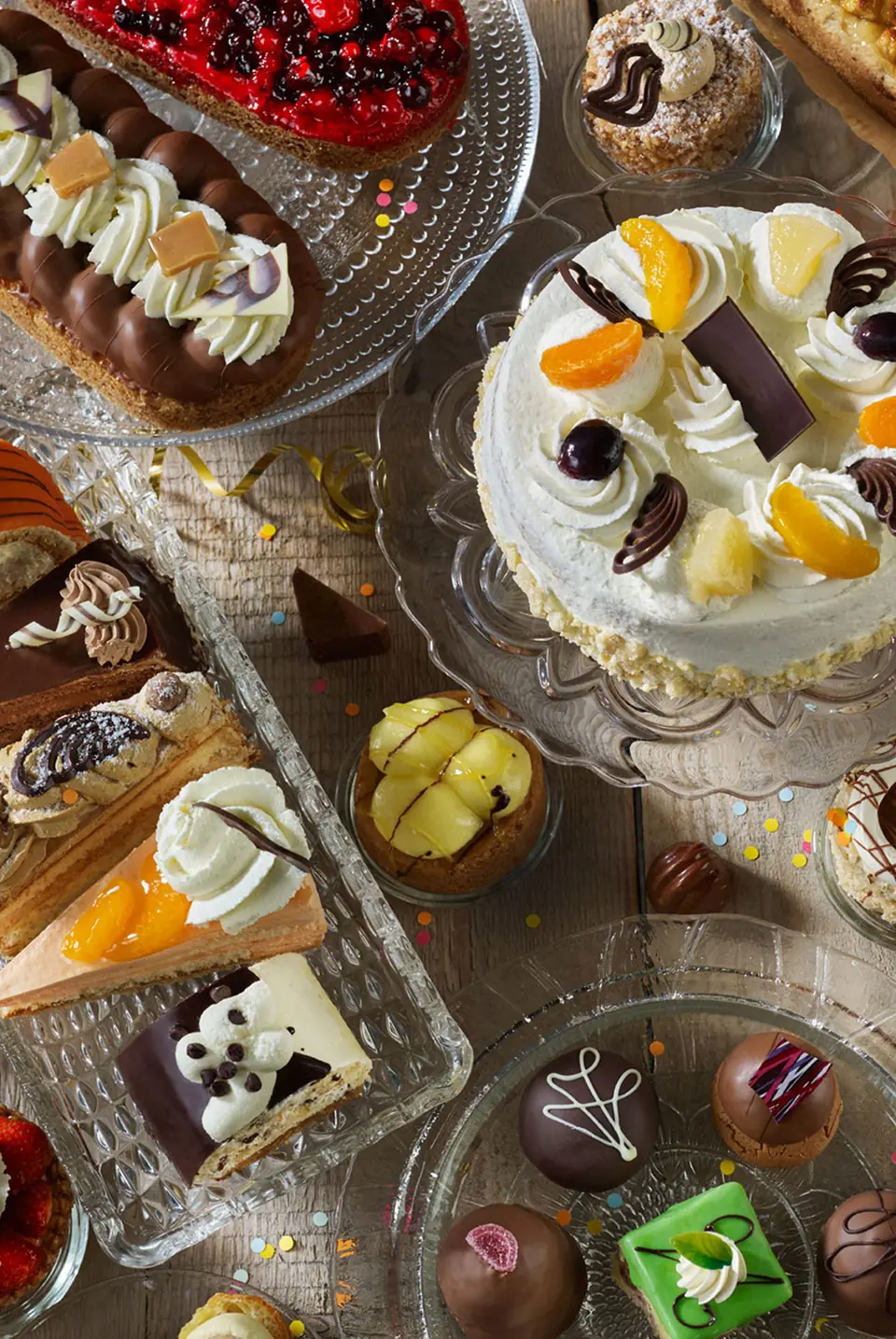 Tafel vol gebak: taarten, gebakjes en bonbons