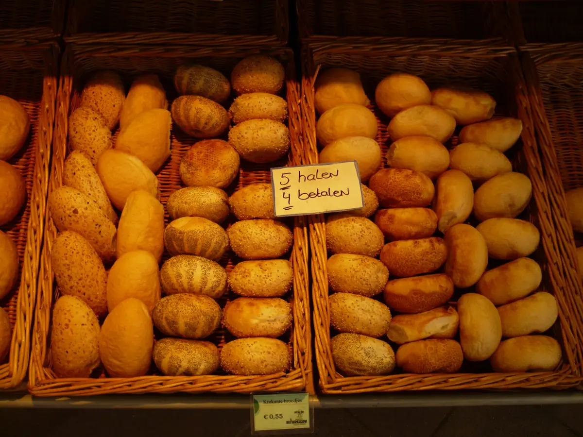 Manden vol krokante bolletjes met een bordje: 5 halen, 4 betalen